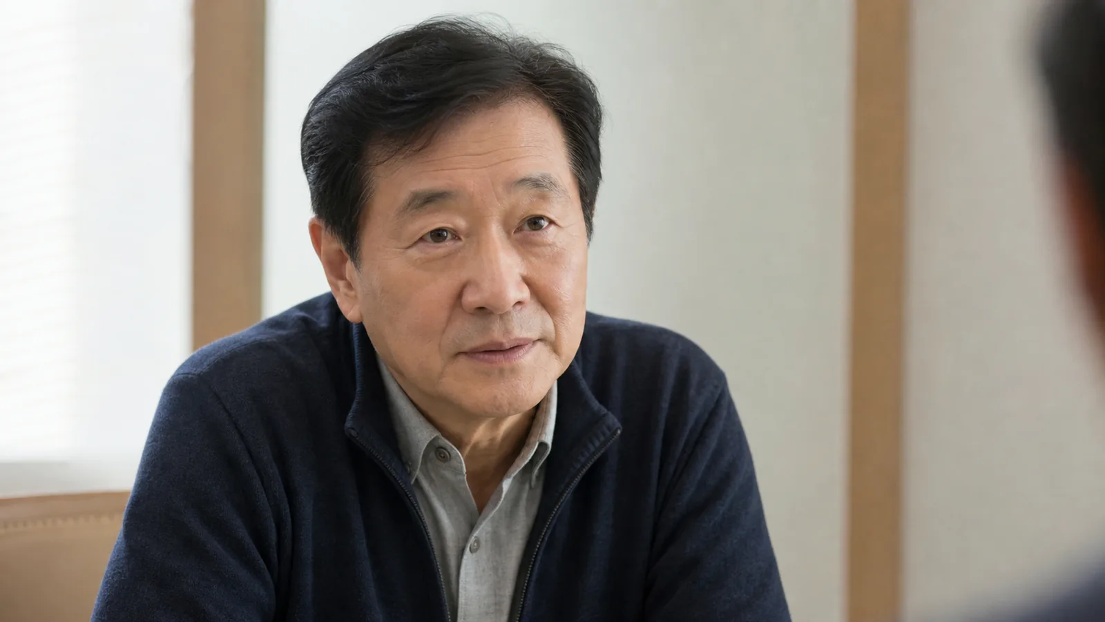 설명을 들으며 몸을 앞으로 기울여 집중하는 상담 순간