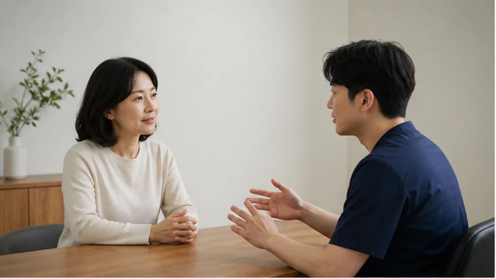 건조감과 렌즈삽입술 눈 속 조건을 나눠 상담하는 내원자와 의료진