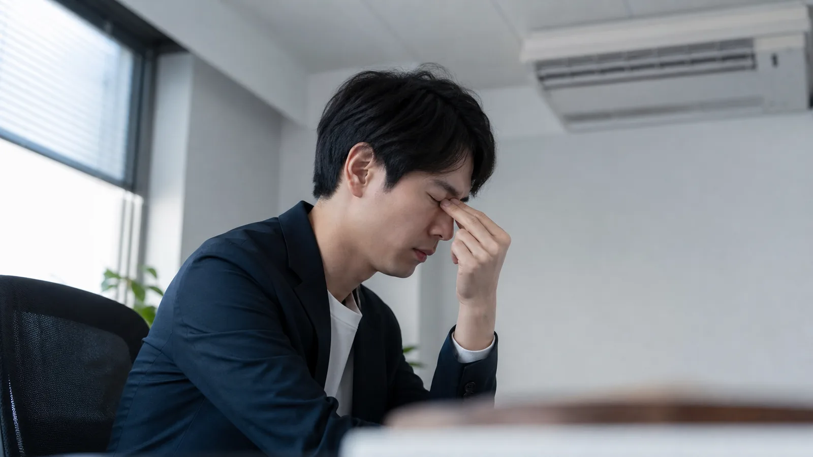 사무실에서 건조감이 심해지는 순간 잠시 눈을 감고 쉬는 모습