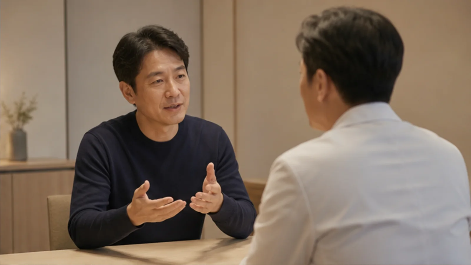 빛 번짐 변화와 경과관찰 일정을 의료진에게 설명하는 내원자