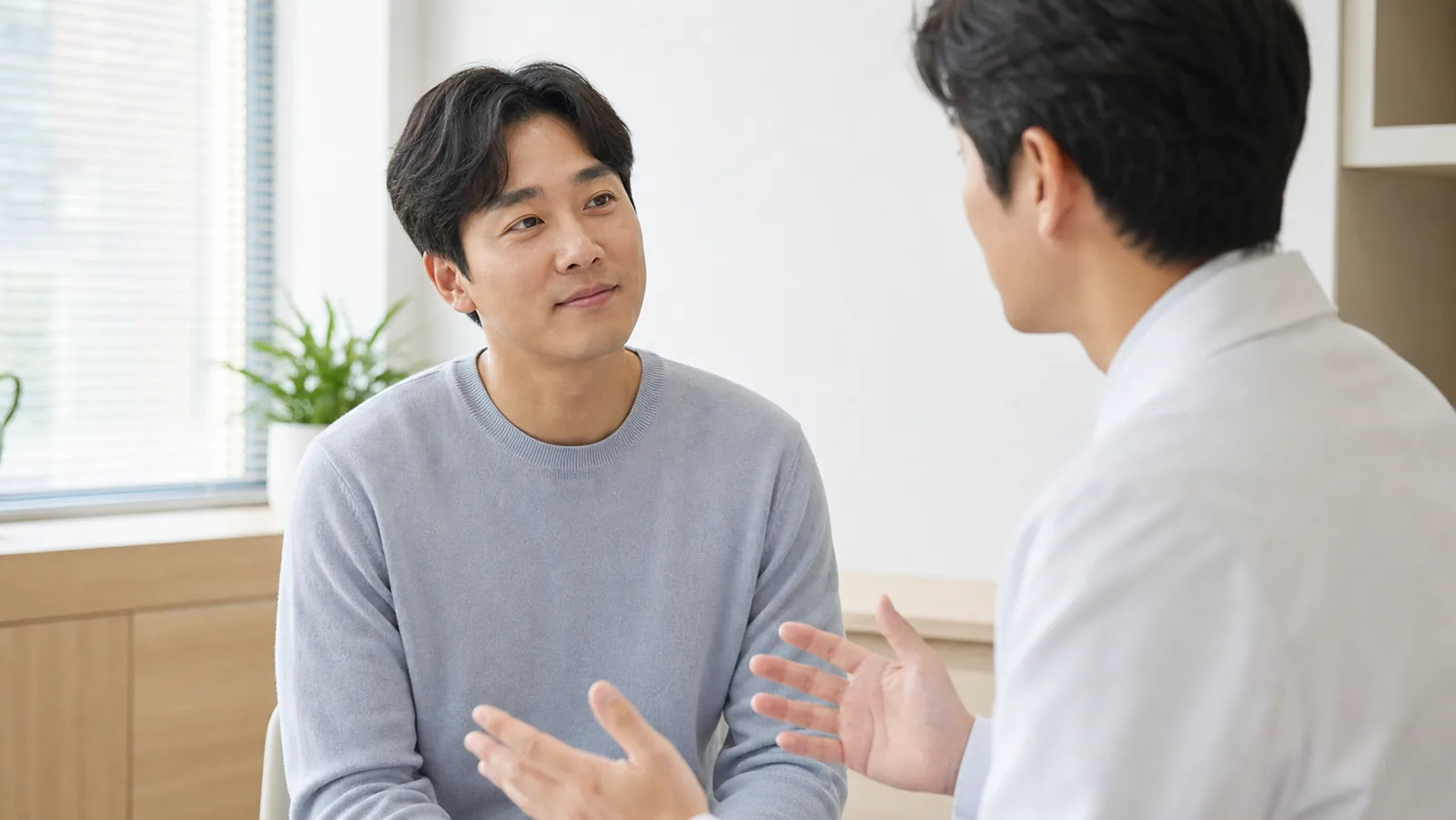 수술 전후에 무엇을 확인하고 어디로 알릴지 상담에서 듣는 장면