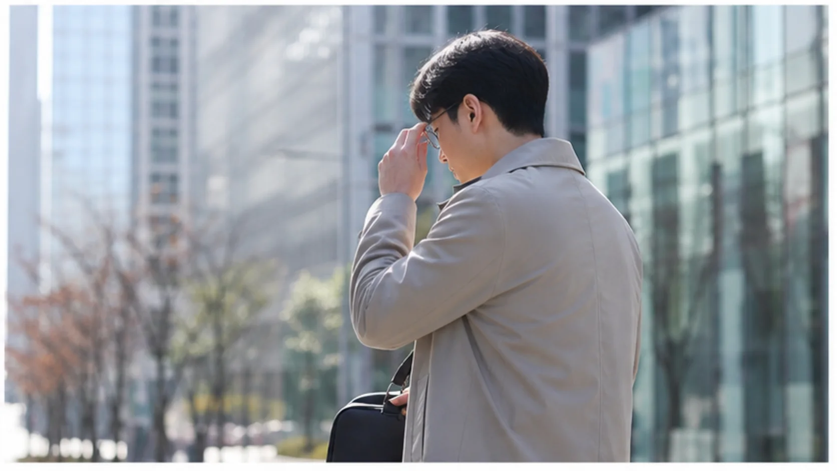 렌즈삽입술 가격 상담을 앞두고 내원 준비를 하는 직장인