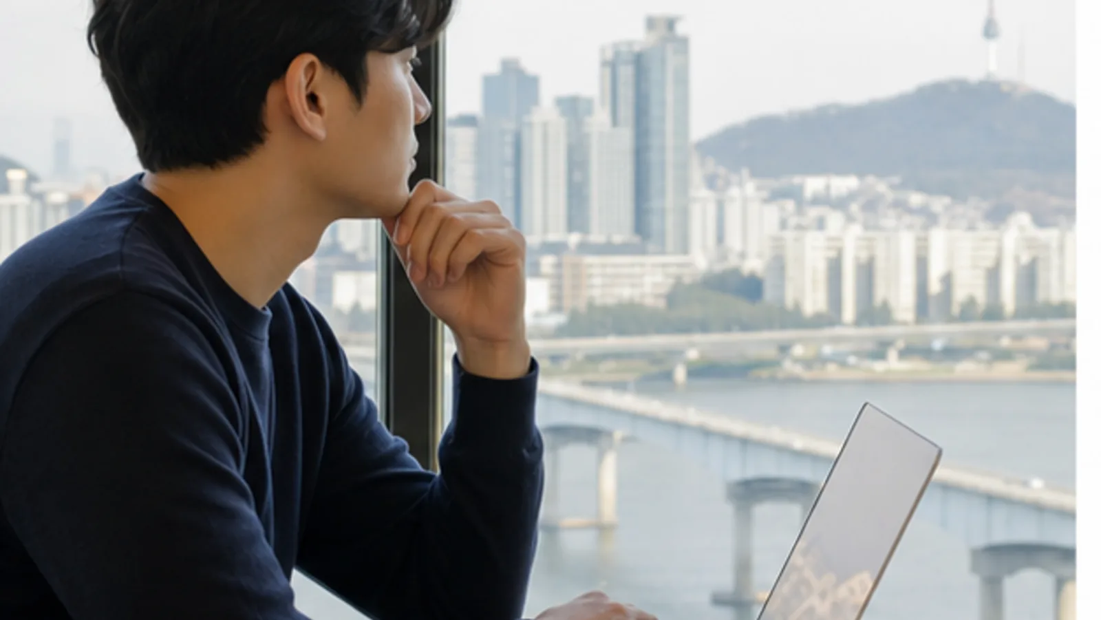 서울 도심과 이동 경로를 바라보며 방문 일정을 계획하는 모습 — 서울 스마일라식 상담 안내