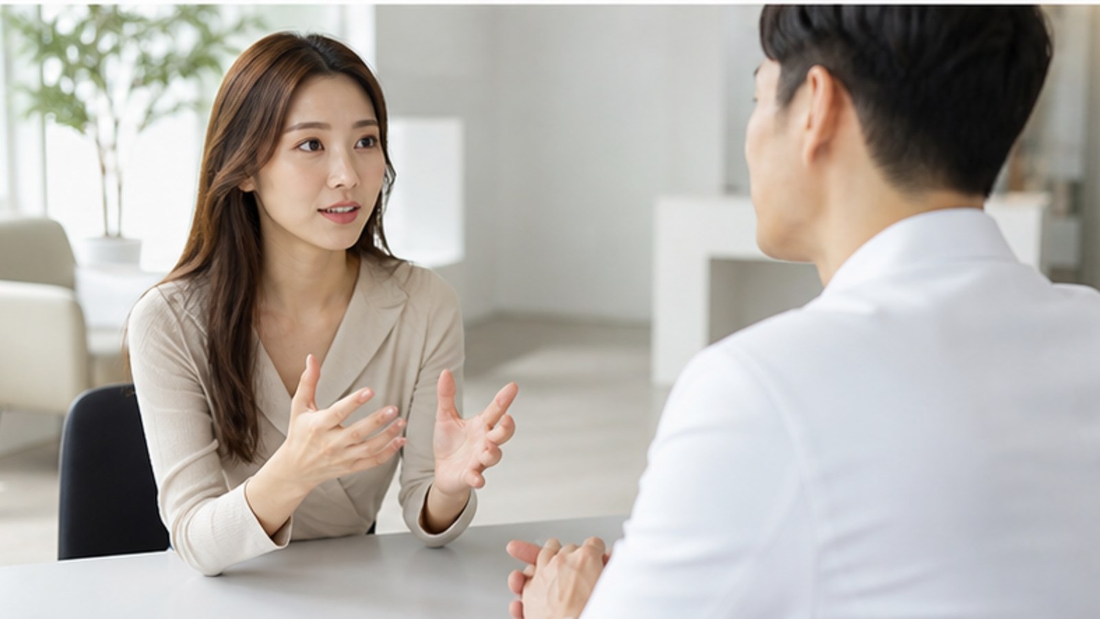 상담실에서 궁금한 점을 이야기하는 내원자