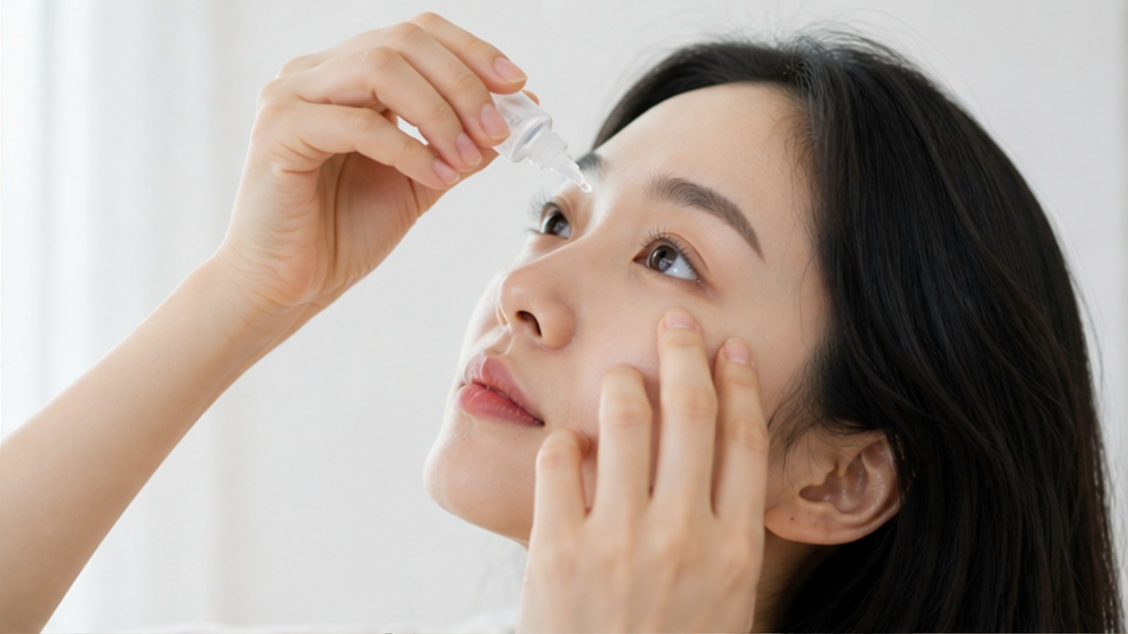 처방받은 안약을 눈에 넣는 사람 — 스마일라식 수술 후 주의사항 단계별 안내