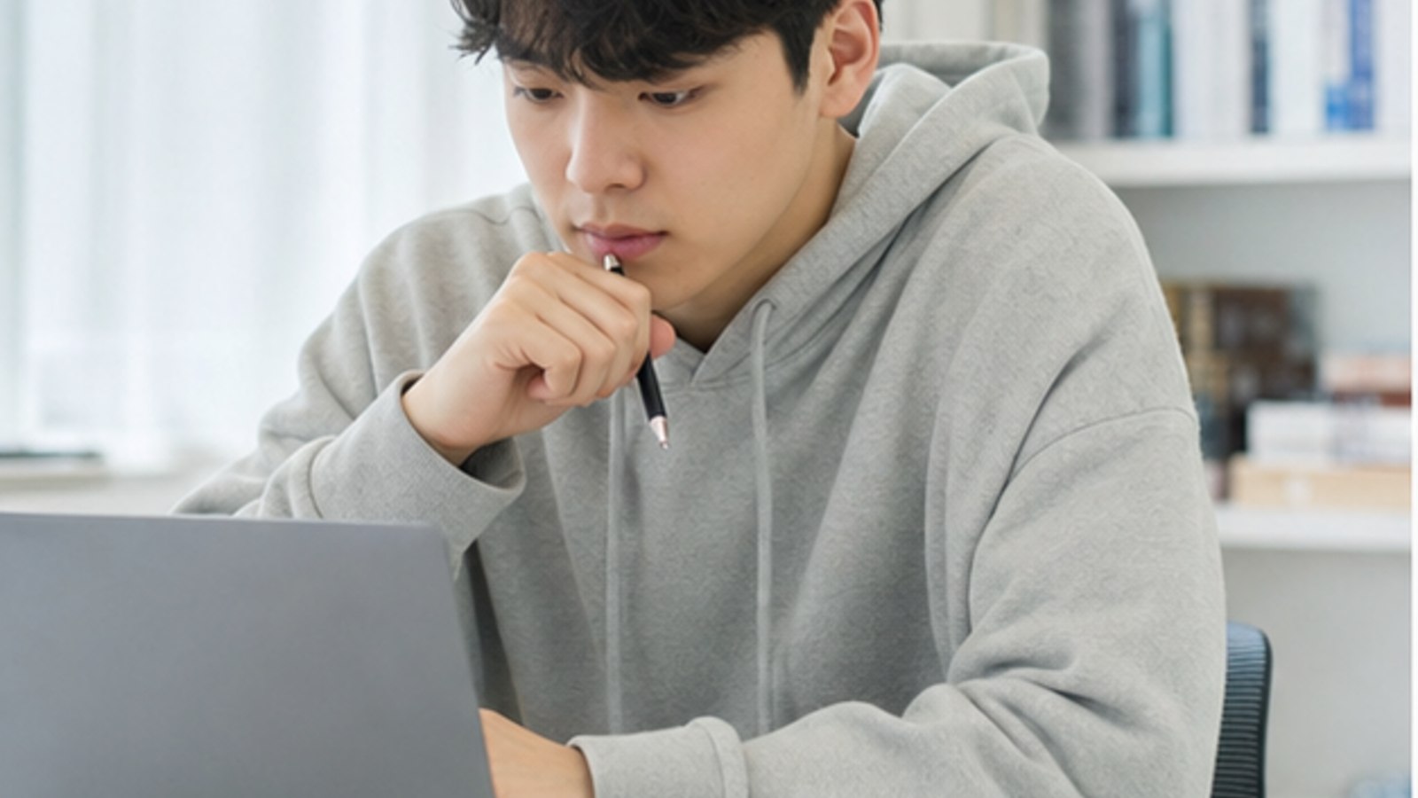 집에서 노트북으로 학사 일정을 확인하는 대학생 — 스마일라식 대학생 학기 구간별 계획 안내