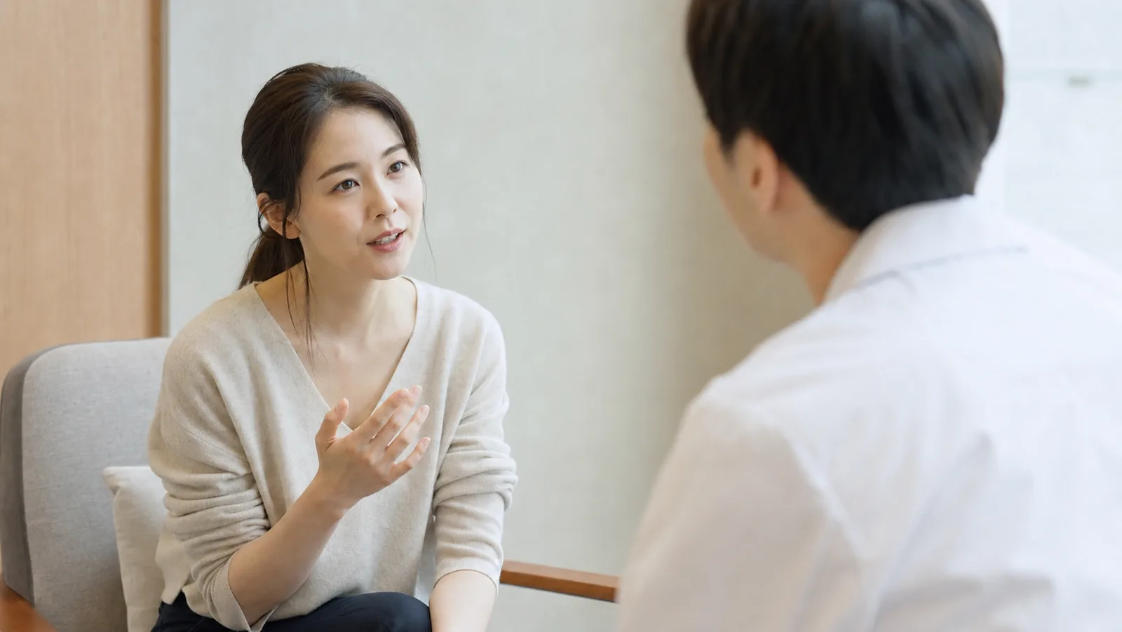 상담실에서 환자가 지금 받고 있는 치료를 이야기하고 의료진이 듣는 장면