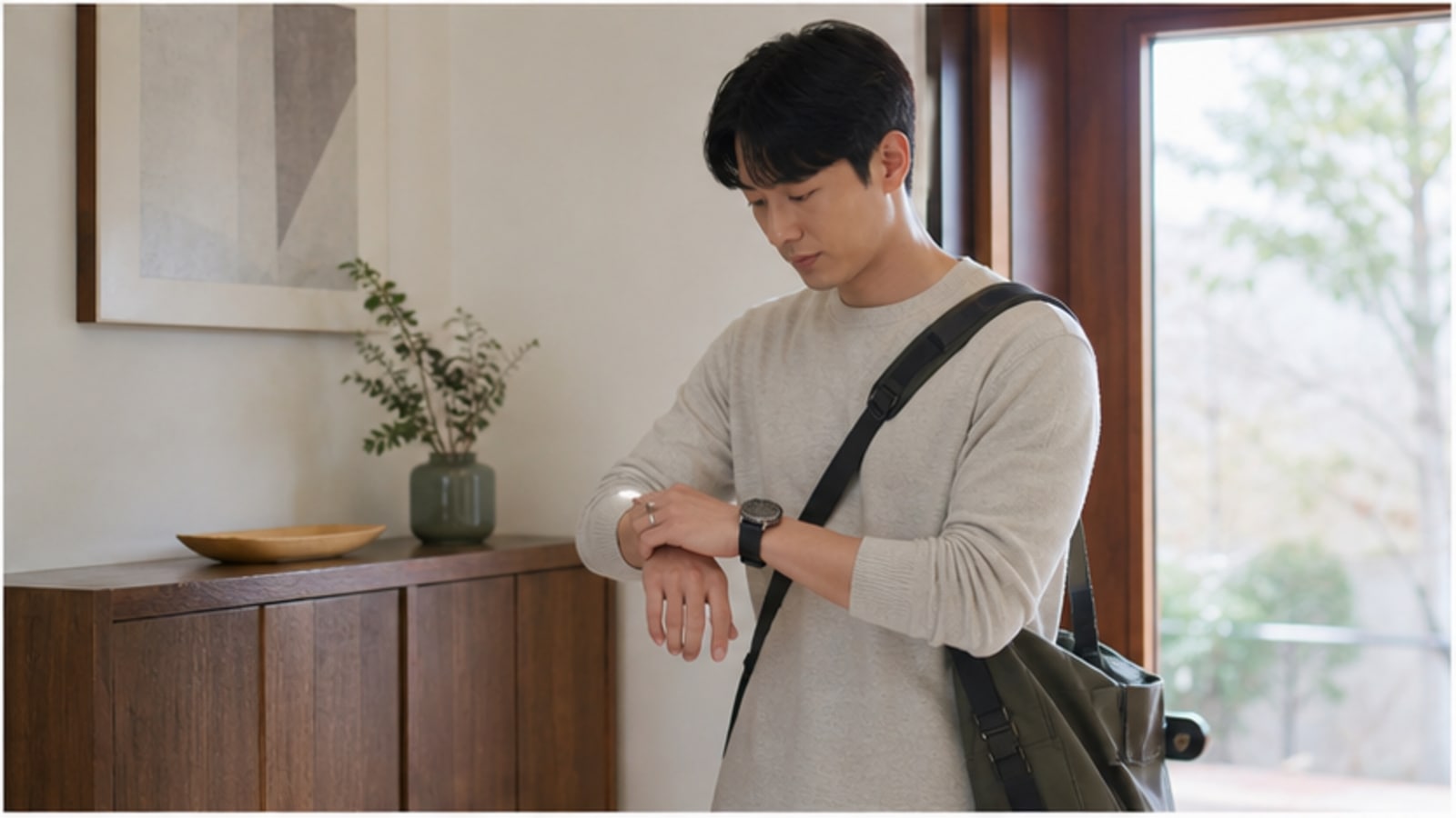 상담을 기다리며 안내 내용을 확인하는 내원자: 스마일프로가격 정보 확인