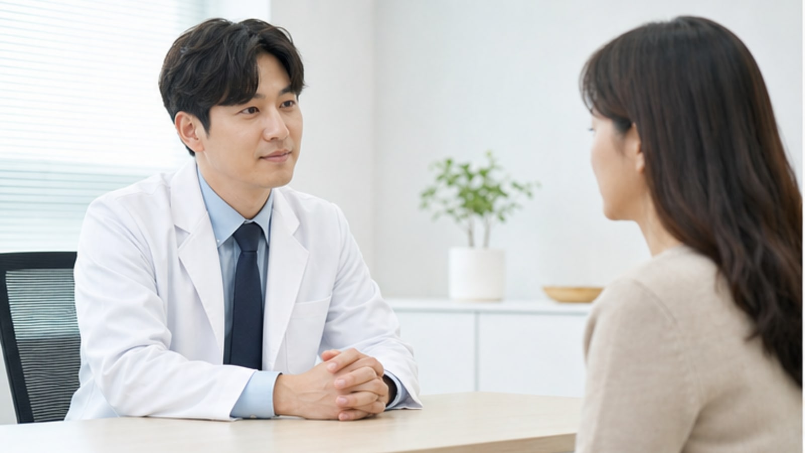 진료실에서 걱정되는 점을 이야기하는 내원자: 스마일프로부작용 정보 확인 순서