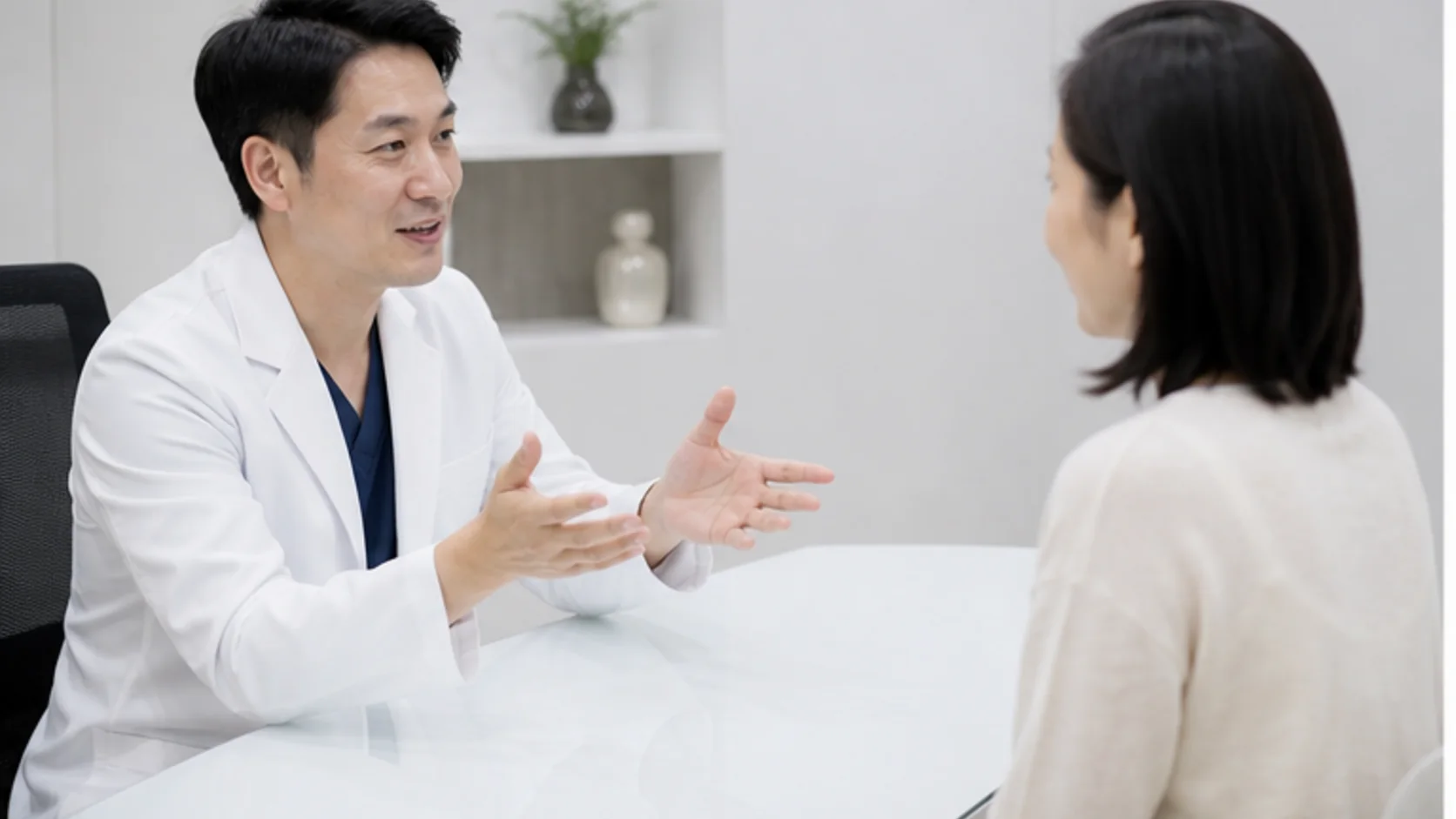 의료진과 검사 뒤 다음 단계를 상담하는 내원자: 스마일프로수술과정 결정 갈래