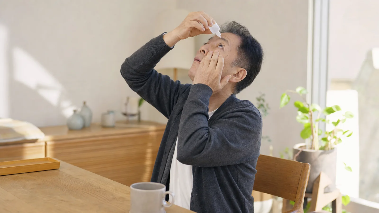 집에서 정해진 대로 안약을 넣는 일상 관리 장면