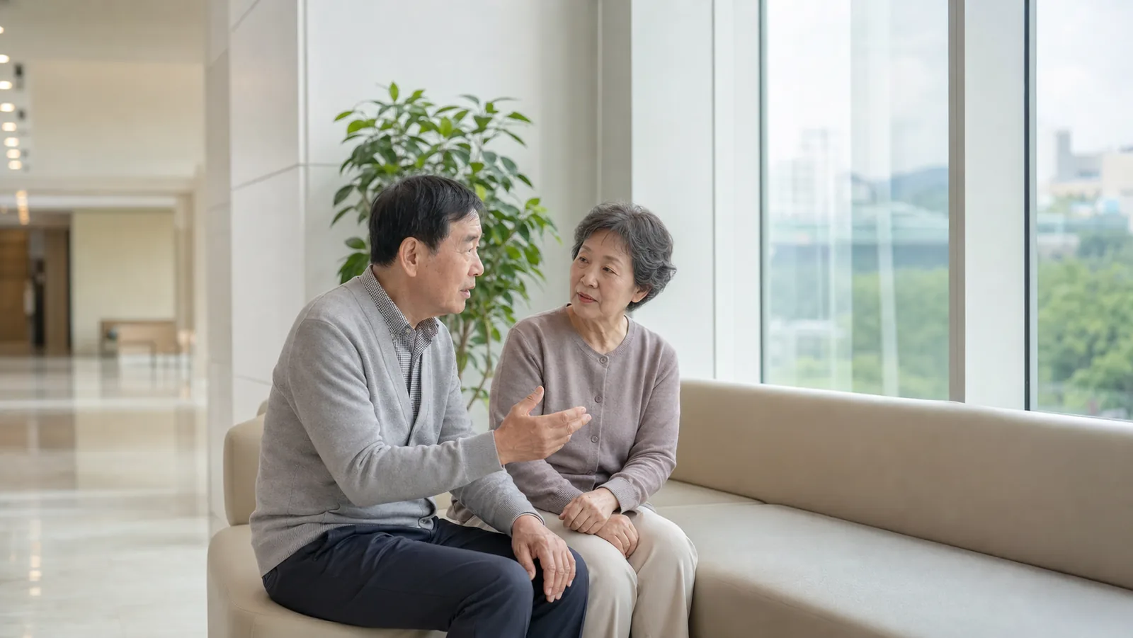 병원 라운지에서 하루 일정을 함께 가늠해 보는 장면