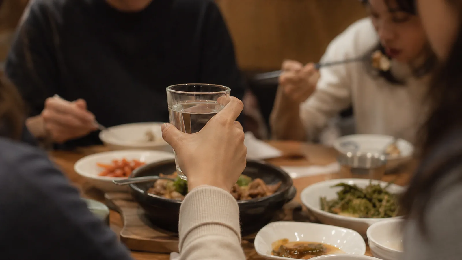 모임 자리에서 술 대신 물잔을 드는 순간