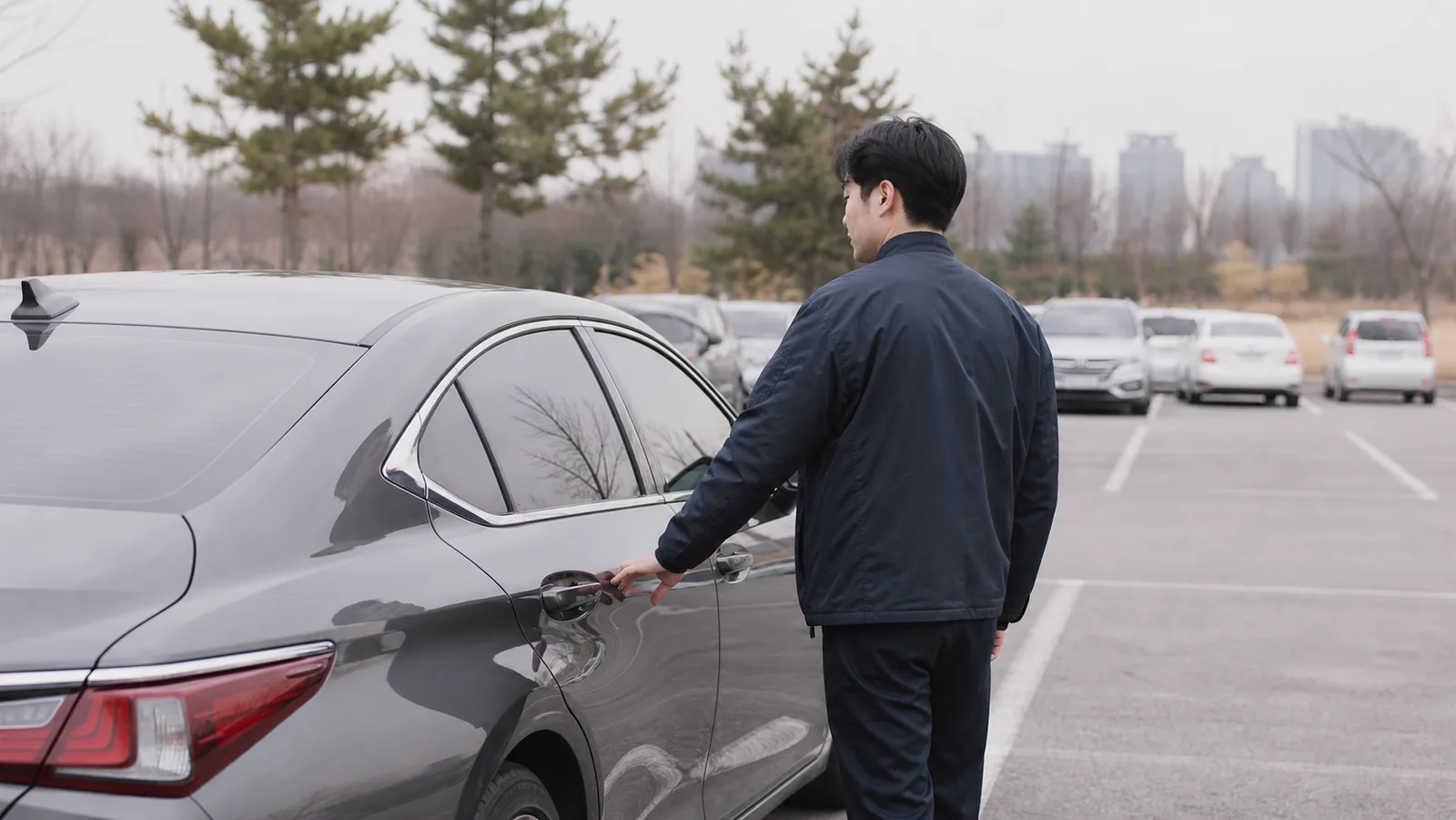 차에 오르기 전 겹친 일정을 잠시 되짚어 보는 장면