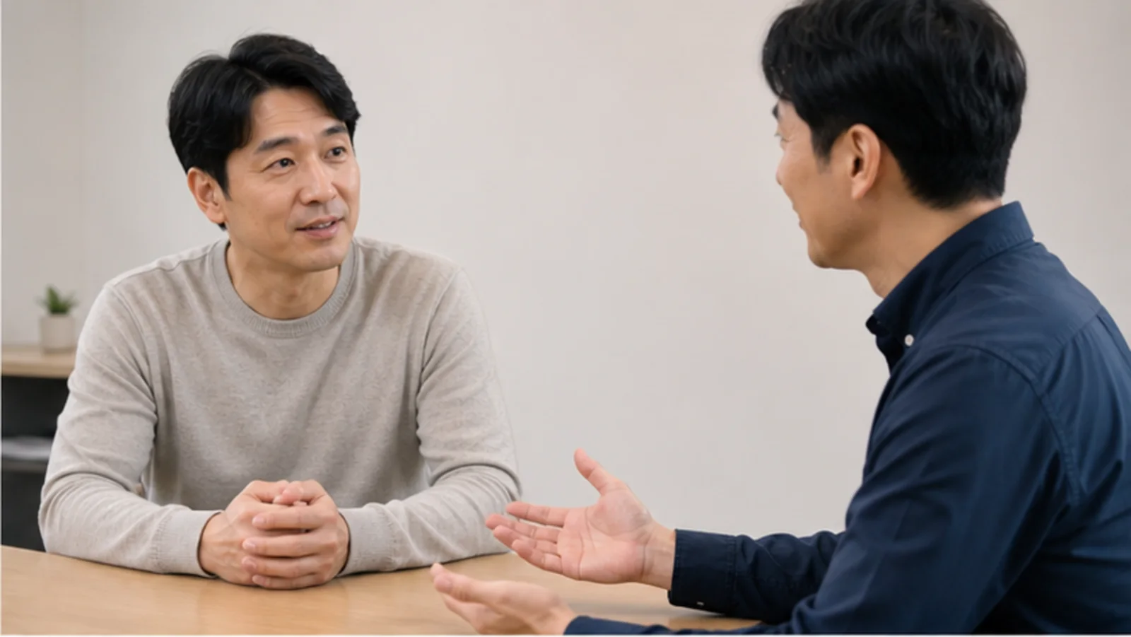 운동 일정과 렌즈삽입술 경과관찰을 상담하는 내원자