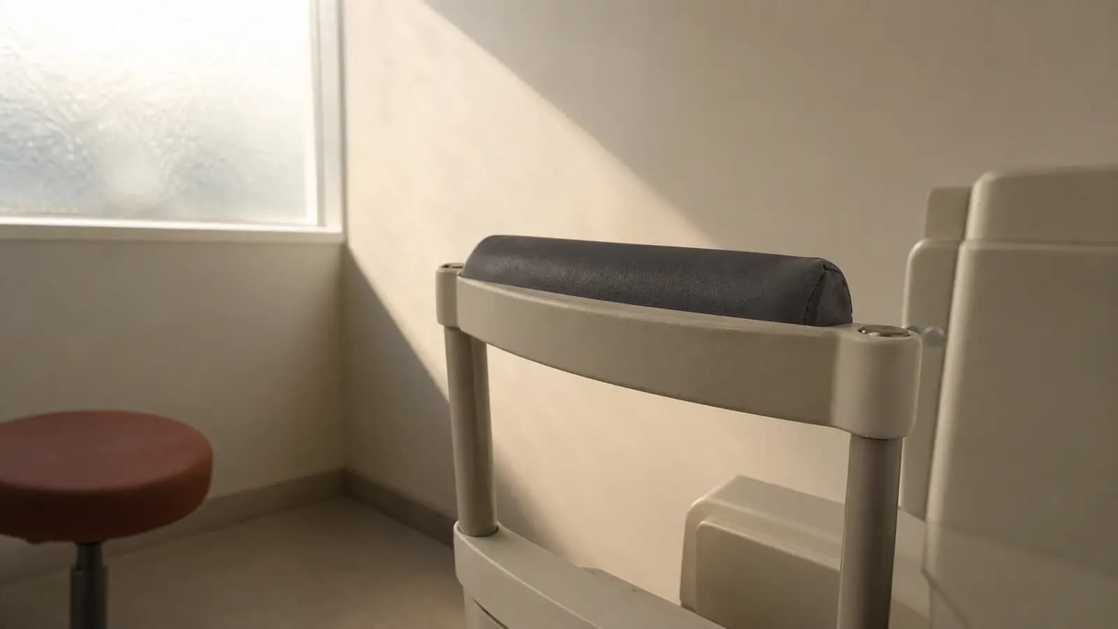 햇빛이 드는 안과 검사실의 장비 받침과 의자