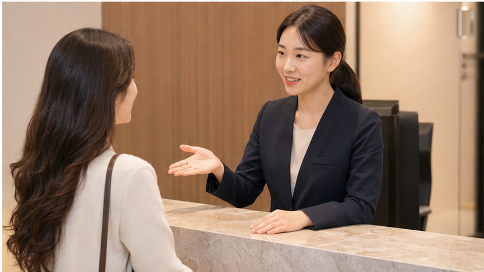 병원 접수 창구에서 안내를 받는 내원자