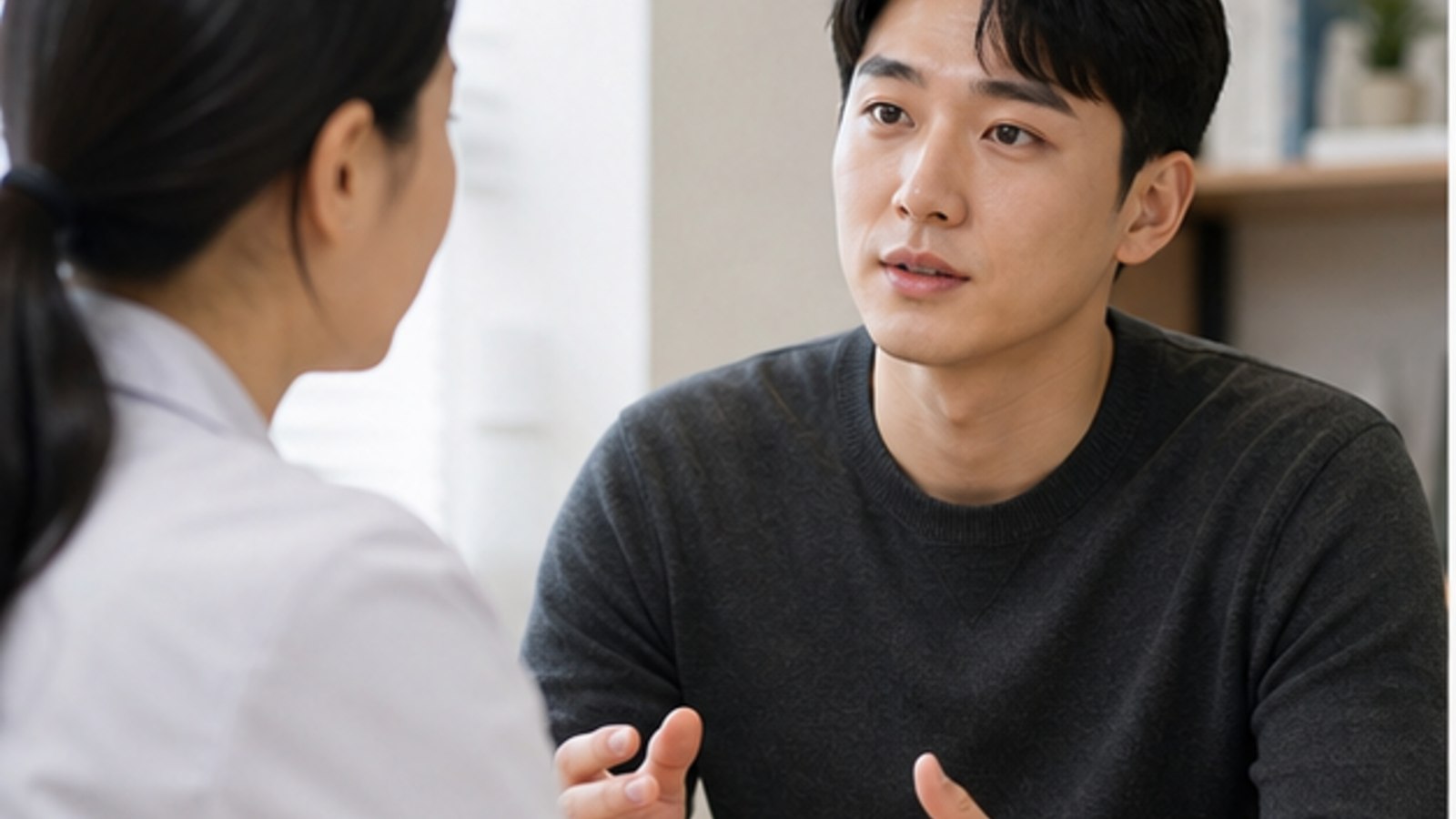 진료실에서 생활 환경을 설명하는 내원자 — 스마일라식 군인 복무 중 회복 관리 안내