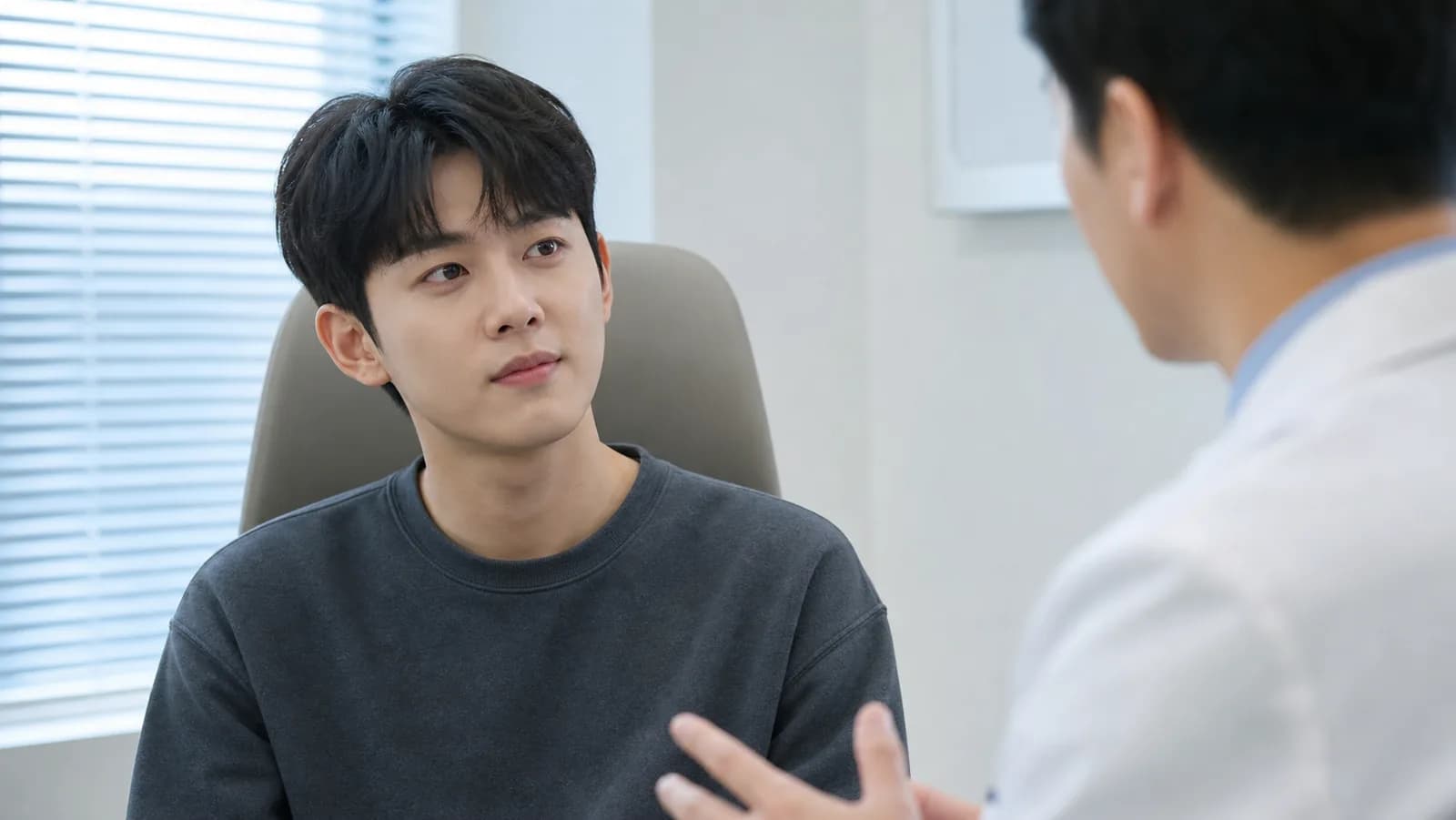 입대 전 일정과 눈 상태를 상담에서 확인하는 장면