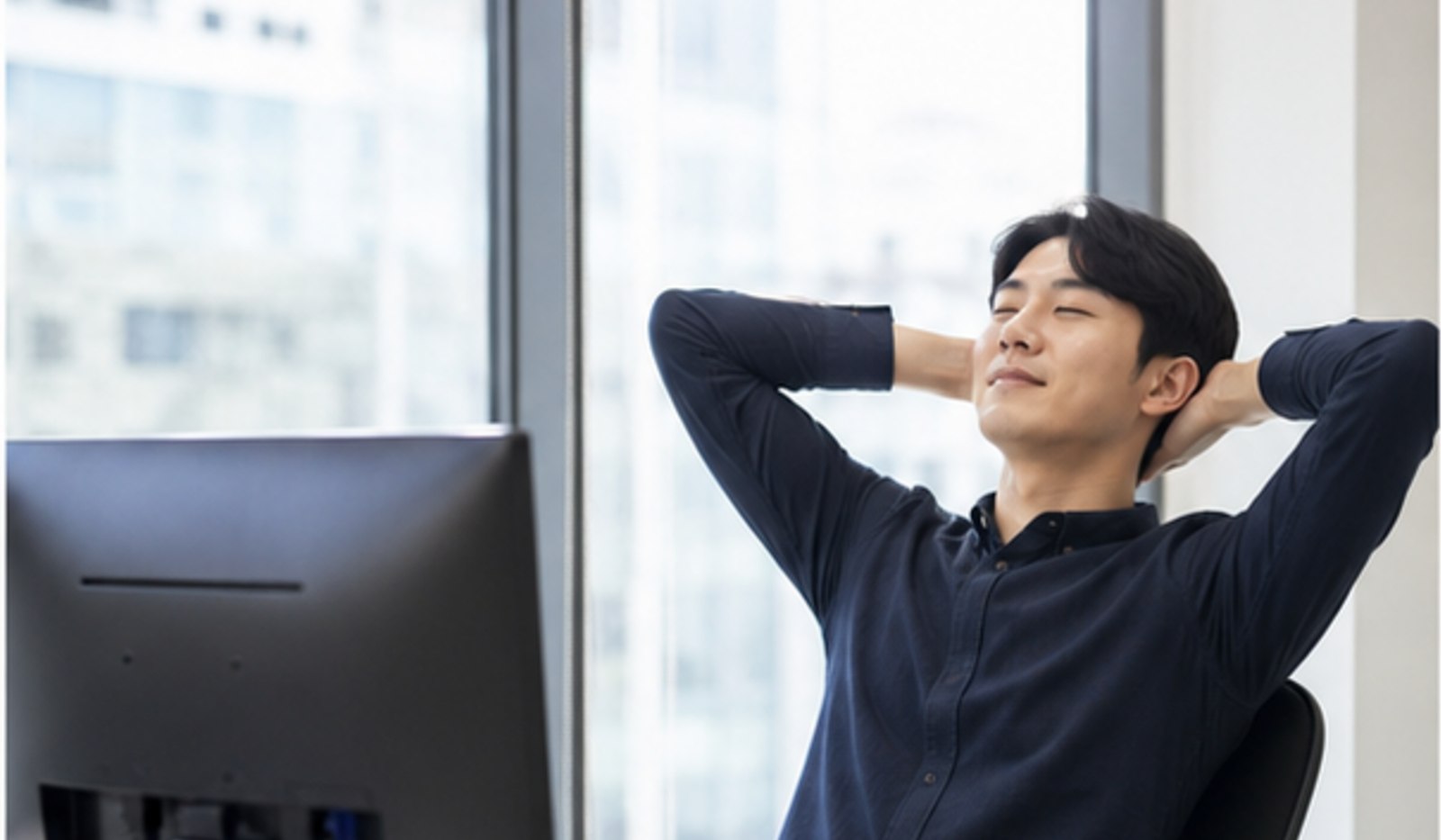 사무실에서 잠시 화면을 멈추고 쉬는 직장인