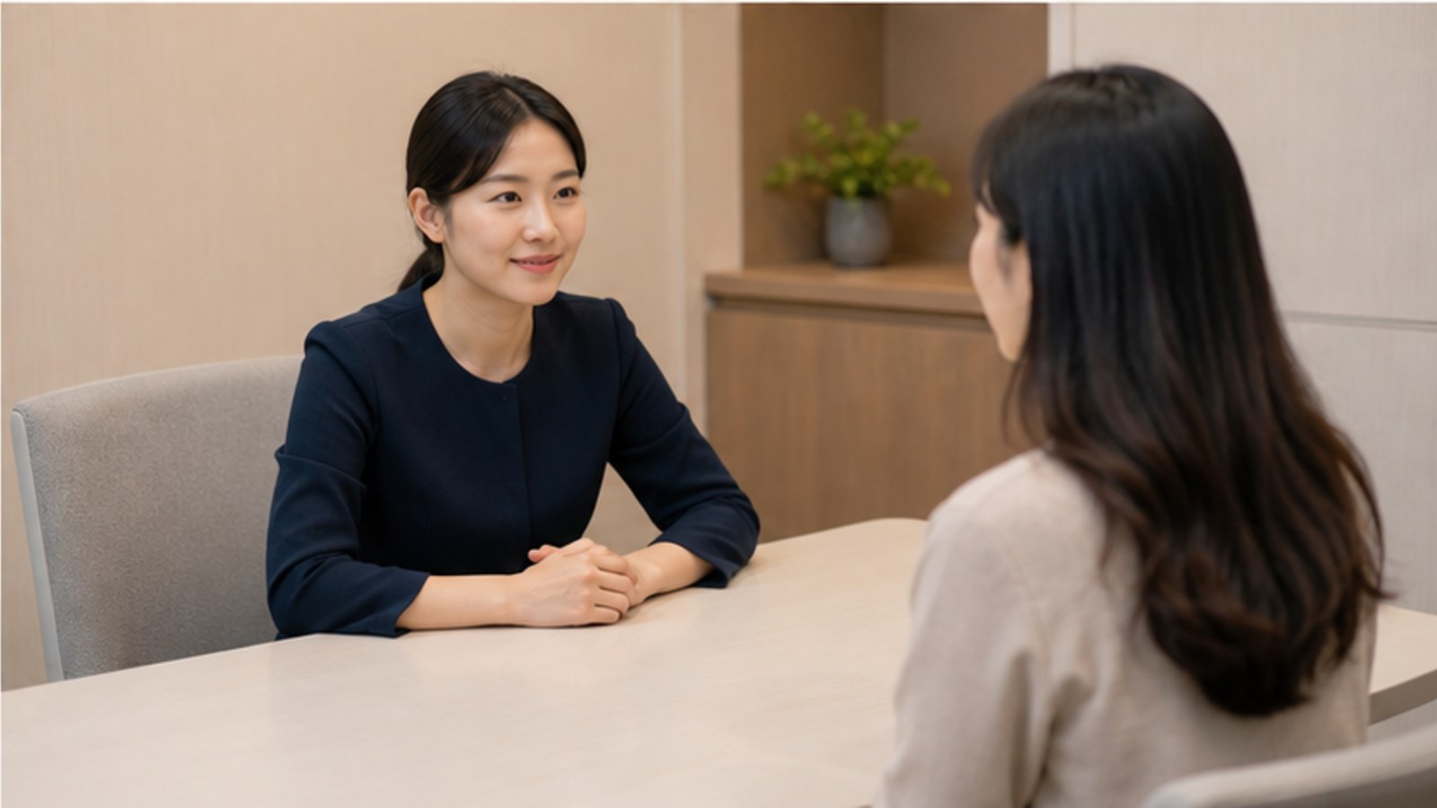 상담실에서 안내를 받는 내원자