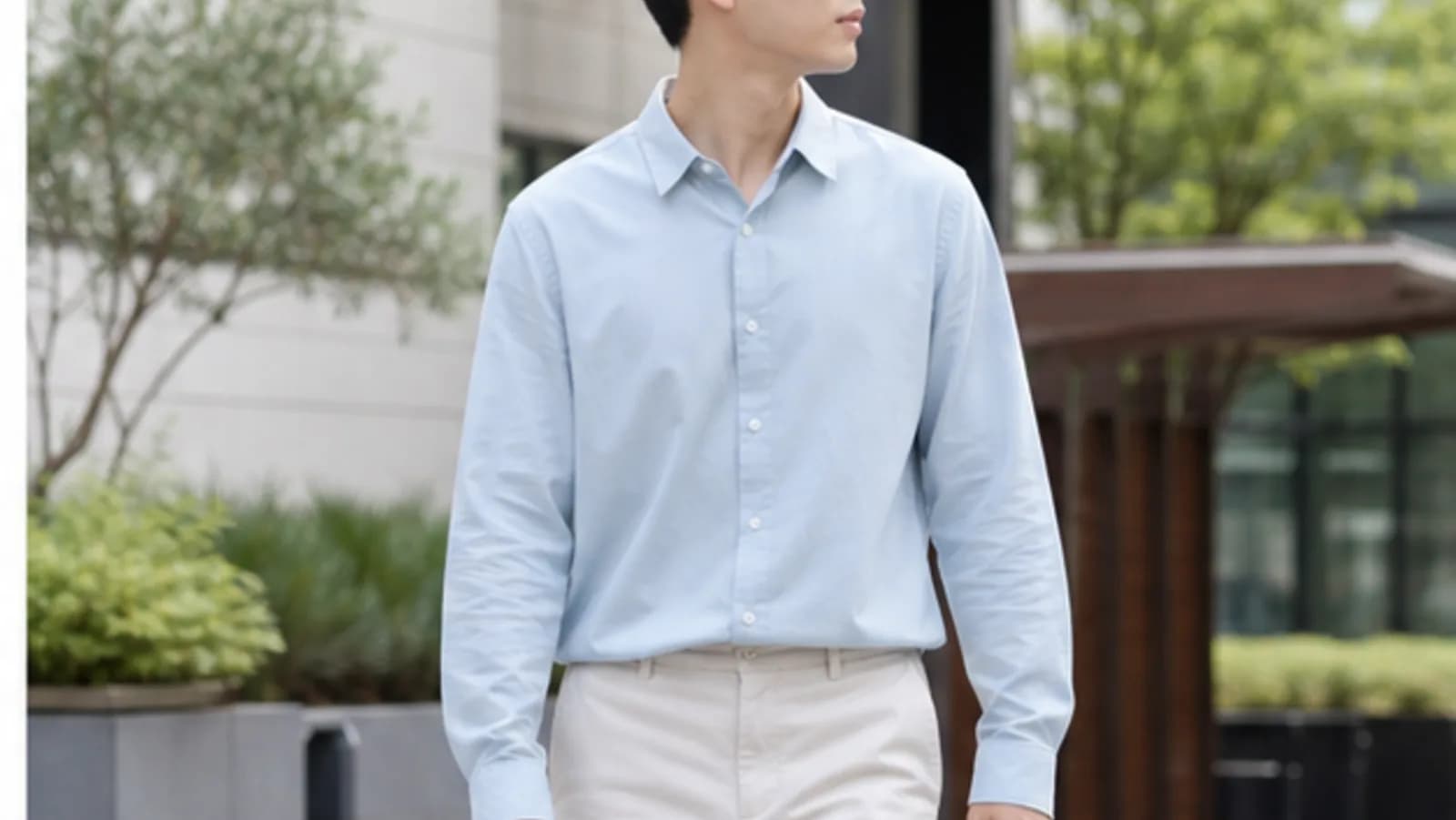 건물 밖 공기 속을 걸어 이동하는 일상 장면