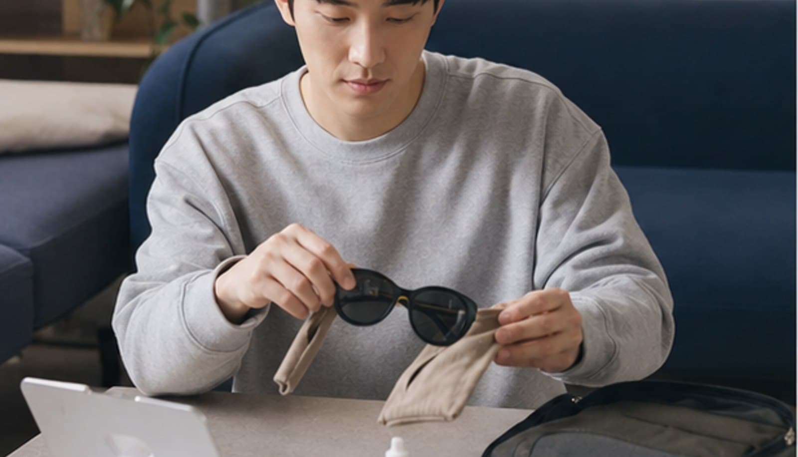 집에서 선글라스와 안약을 가방에 챙기며 수술 후 외출을 준비하는 모습