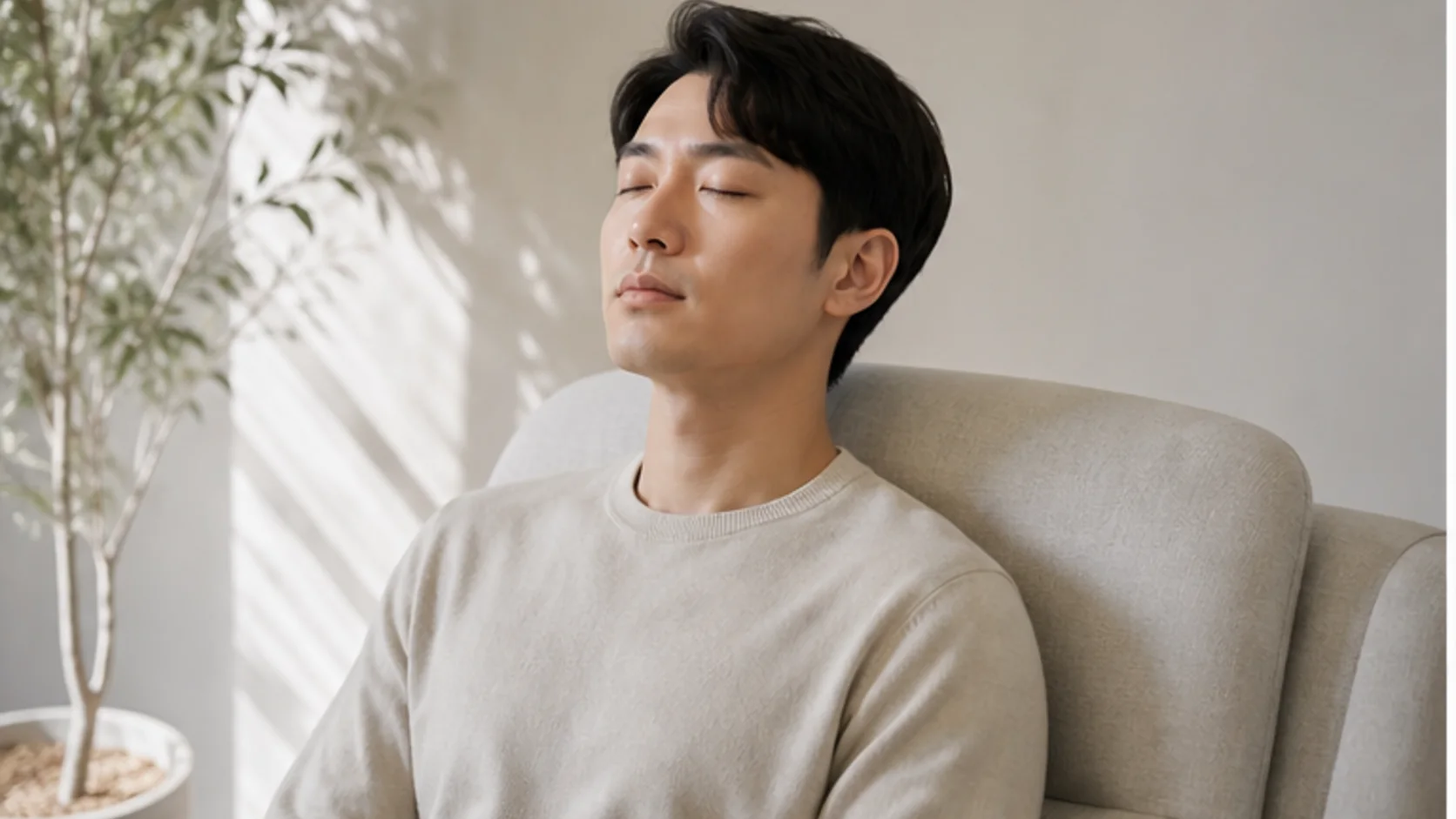 집에서 눈을 감고 쉬는 사람